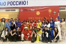 参加活动的越南和俄罗斯学生。（图片来源：越通社）