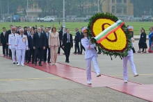 保加利亚总统鲁门·拉德夫和夫人及保加利亚代表团在胡志明主席陵前的巴亭广场。