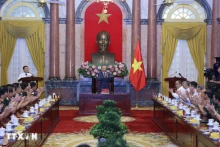 越共中央总书记、越南国家主席苏林会见308师老战士代表团。（图片来源：越通社）