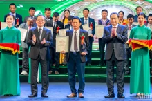 国会主席陈青敏和越南农民协会主席梁国段向越南优秀农民颁奖。