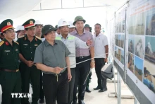 政府总理范明正视察了芹苴—金瓯高速公路金瓯段施工现场。（图片来源：越通社）