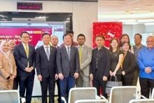 出席研讨会的各位代表合影。（图片来源：越通社）