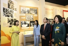 越南外交部长裴青山参观展览。