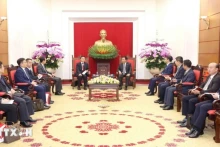 越共中央政治局委员、中央理论委员会主席、胡志明国家政治学院院长阮春胜会见中共中央委员、中央党史和文献研究院院长曲青山。（图片来源：越通社）