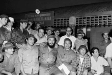 1973年9月，范文同总理和古巴共产党中央委员会第一书记、古巴革命政府总理菲德尔·卡斯特罗视察广治省滨海人民安全站。（图片来源：越通社）