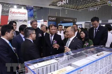 各位代表参观各展位。