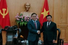 阮春胜先生（右）和韩国驻越南大使崔英三。