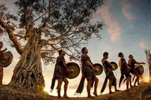 锣铮演奏、双舞表演等是西原地区各节假日里不可缺少的一部分。（图片来源：越通社）