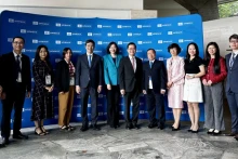 越南外交部副部长、联合国教科文组织国家委员会主任何金玉（右六）率越南代表团与会。