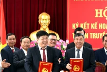 《人民报》和同奈省委2023-2025年宣传工作联合计划签字仪式。