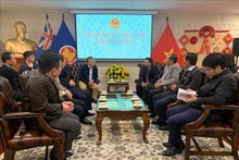 越南公安部副部长阮文龙率团造访越南驻澳大使馆。