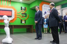 美国国务卿参观河内理工大学创新科技产品展。