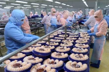 附图：虾类加工。