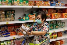 民众在泰国曼谷的一家超市购物。