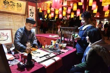 附图：河内文庙国子监成为了求字者必去的地方。（陈海 摄）