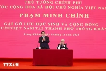政府总理范明正与旅居中国重庆越南人和留学生代表会面。（图片来源：越通社）