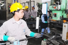 生产活动连续三个月下降后呈现复苏势头。（海英 摄）