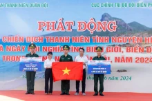 巴地头顿省向渔民赠送国旗。