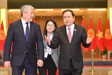 越南国会主席陈青敏会见吉尔吉斯共和国总理阿德尔别克·卡西马利耶夫【组图】