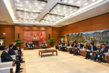 越南国会主席王廷惠会见俄罗斯联邦最高法院首席大法官维亚切斯拉夫·列别杰夫。（维玲 摄）