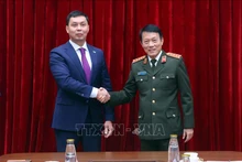 越共中央政治局委员、公安部长梁三光大将（右）与哈萨克斯坦反腐败行动署署长朱玛哈利·阿斯哈特。（图片来源：越通社）
