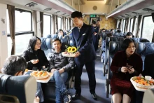 河内—太原旅游列车试点运行。