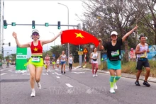 越南运动员在岘港国际马拉松赛获奖。（图片来源：越通社）