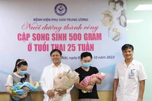 越南中央妇产医院首次成功保育胎龄25周出生体重仅500克的双胞胎。