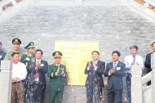 奠边省领导，中央领导，奠边省干部、人民举行奠边省孟湟县辛透乡阿巴寨旗台工程挂牌仪式。
