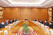 越共中央总书记阮富仲主持召开越共十四大人事小组第一次会议。（图片来源：越通社）