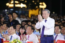 越共中央总书记、国家主席苏林出席“他老人家的遗嘱”特别艺术节目。（图片来源：越通社）
