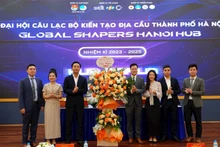 河内团市委和越南青年联合会向大会赠送鲜花。