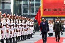 范明正总理检阅人民公安仪仗队。（陈海 摄）