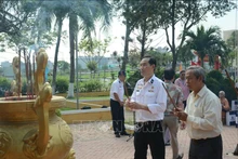 岘港举行敬香仪式，缅怀在鬼鹿角礁上牺牲的64名战士。（图片来源：越通社）