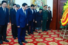 越南政府总理范明正4月4日在河内吊唁老挝人民革命党中央委员会前主席、老挝人民民主共和国前主席坎代·西潘敦。（图片来源：越通社）
