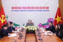 越共中央书记处书记、中央对外部部长黎怀忠同古巴共产党中央国际关系部部长埃米利·罗萨达·加西亚举行在线会谈。（图片来源：越通社）