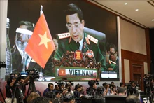 越共中央政治局委员、中央军委副书记、越南国防部部长潘文江大将在会上发表讲话。（图片来源：越通社）
