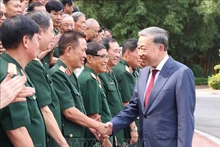越共中央总书记、国家主席苏林会见308师老战士代表团。（图片来源：越通社）