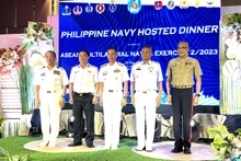 东盟各国海军团长和各艘军舰舰长合影，意在展示团结精神。