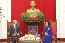 越共中央书记处常务书记张氏梅会见古巴保卫革命委员会代表团。