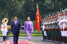 越南政府总理范明正举行仪式，欢迎斯泰国总理佩通坦·钦那瓦访越。