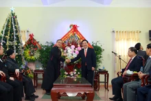 政府常务副总理范平明向南定省裴珠教区致以圣诞节与新年的祝福。（图片来源：VGP）