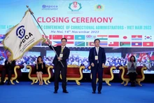 黎明雄中将在闭幕式上把APCCA会旗移交给2024年第42届亚洲及太平洋惩教首长会议主办国——中国香港代表团团长王国兴。