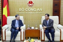 越南公安部部长苏林大将会见老挝公安部副部长贡通·丰维吉。