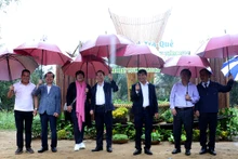 国际友人冒着雨体验茶桂蔬菜村。（图片来源：TITC）