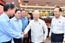 越共中央总书记阮富仲在第十五届国会第六次会议前会见选民。