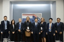 越南工贸部部长阮鸿延（右四）与沃尔玛公司采购执行副总裁安德里亚·奥尔布赖特及双方代表合影。（图片来源：越通社）