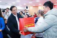 政府总理范明正走访慰问海阳省工人和困难群众。（图片来源：越通社）