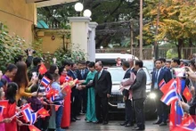 国家主席阮春福造访越南驻泰国大使馆和旅泰越南侨胞。