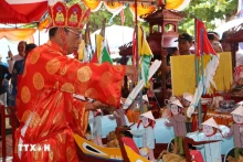 “黄沙兵替身祭礼”仪式。（图片来源：越通社）